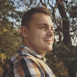 Portrét Pavla Tlapáka, zakladateľa webu Recenzopedia
